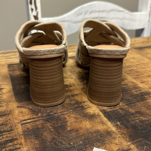 Universal thread sandals mule heels 5-1/2 taupe brown cuss cross 2-1/2 heel nwot - Picture 4 of 5